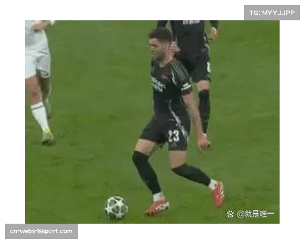 特写:点球罚失后,萨卡低头不语,赖斯上前拥抱安慰。